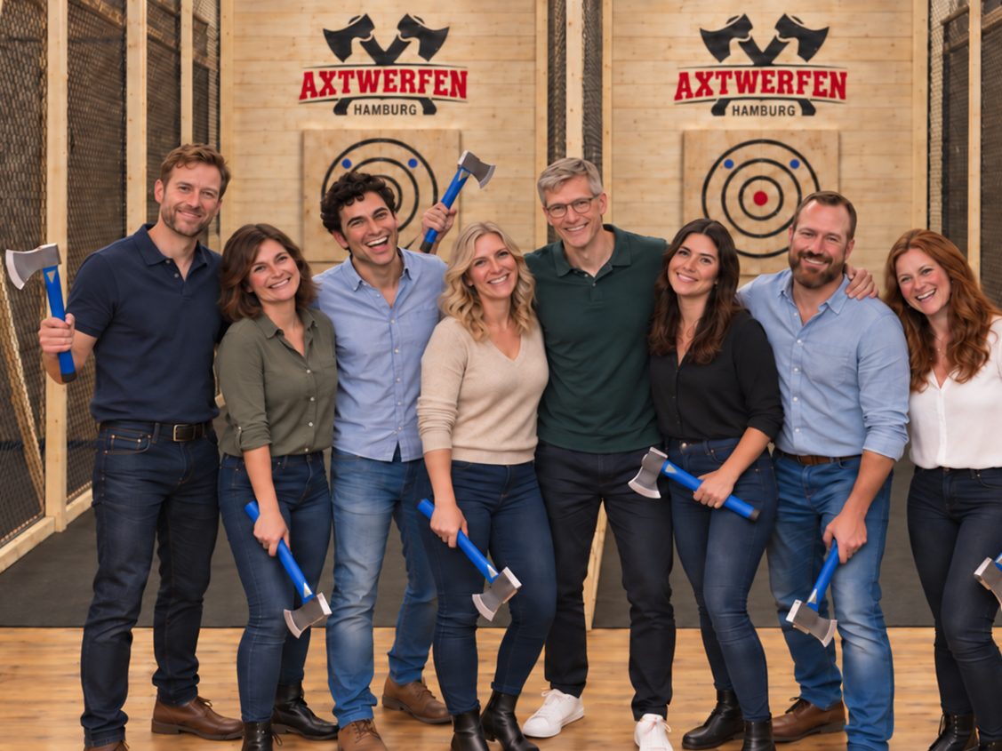 Firmengruppe mit Äxten vor den Wurfbahnen von Axtwerfen Hamburg